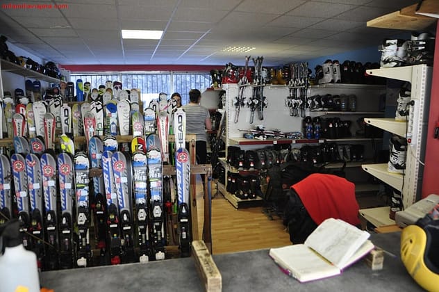 Alquiler equipos Escuela Española de Esquí y Snowboard de San Isidro